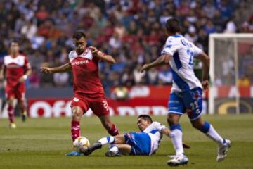 Oscar Rojas se barre duro sobre la delantera de Toluca