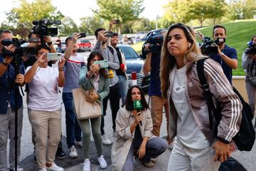 La guardameta internacional española Misa Rodríguez llega al Hotel Tryp Alameda de Barajas.