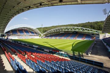 El estadio de Kirklees (también conocido como el estadio de John Smith debido al patrocinio), es un estadio de los deportes del uso múltiple en Huddersfield en Yorkshire del oeste, Inglaterra. Desde 1994, ha sido el estadio del club de fútbol Huddersfield Town y la liga de rugby de Huddersfield.
Durante la planificación y la construcción, el estadio fue referido como el estadio de Kirklees. Fue construido por Alfred McAlpine, diseñado por el deporte de HOK y fue concedido el edificio de RIBA del premio del año para 1995. La decisión de construir un nuevo estadio para Huddersfield Town se hizo en agosto de 1992. La construcción comenzó el año siguiente y se completó a tiempo para la temporada 1994-95, permitiendo al club moverse a su nueva base después de 86 años en Leeds Road. Cuando el estadio abrió sólo los dos soportes laterales (las bancas de Riverside y Kilner Bank) estaban listos. El stand del sur se abrió en diciembre de 1994. La construcción en el soporte del norte (Panasonic) comenzó en 1996 y fue terminada en 1998, trayendo la capacidad total del estadio a aproximadamente 24.500.