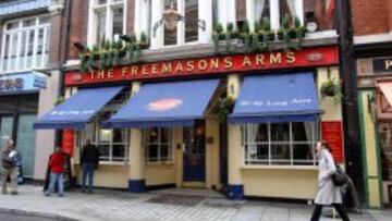 La taberna Freemasons de Londres vio nacer la FA en 1863. Despu&eacute;s se reconstruy&oacute; la taberna cerca de su lugar de origen, concretamente en Hove, East Sussex.