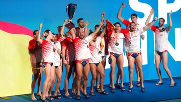 Zagreb (Croatia), 16/01/2024.- Team Spain celebrate on the podium after winning the LEN Men's Water Polo European Championship final match Croatia vs Spain, in Zagreb, Croatia, 16 January 2024. (Croacia, España) EFE/EPA/ANTONIO BAT
