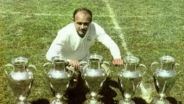 Alfredo Di Stéfano posa junto a sus cinco Copa de Europa.