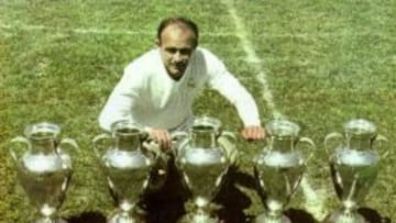 Alfredo Di St&eacute;fano posa junto a sus cinco Copa de Europa.