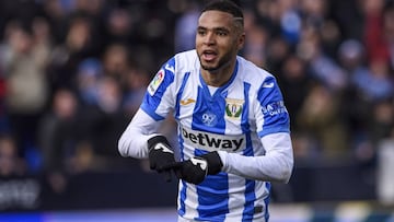 En Nesyri celebra uno de sus tres goles en el Legan&eacute;s-Betis.