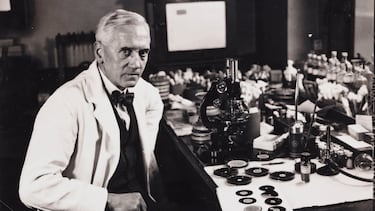 El descubrimiento de la penicilina es uno de los mayores hitos de la historia de la medicina. Su descubrimiento marcó el inicio de la lucha contras las infecciones bacterianas. En 1928, Fleming, mientras trabajaba en el St. Mary's Hospital de Londres, notó que una placa de cultivo bacteriano, que había sido contaminada por un hongo Penicillium, tenía una zona donde las bacterias no crecían. Esto se debía a que el hongo estaba produciendo una sustancia que inhibía el crecimiento de las bacterias. Fleming identificó esta sustancia como penicilina y la bautizó con el nombre del hongo que la producía, Penicillium notatum. Años más tarde (1945) Fleming, Florey y Chain fueron galardonados con el Premio Nobel de Fisiología o Medicina por su descubrimiento y desarrollo de la penicilina.