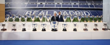 Florentino Pérez y Nacho Fernández posan con los trofeo del Real Madrid. 