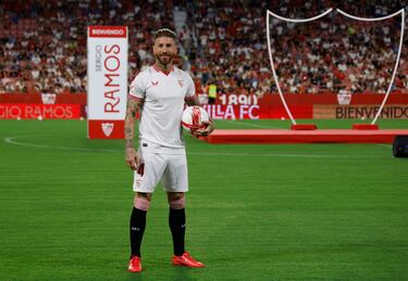 25.000 aficionados acuden al estadio Ramón Sánchez Pizjuán a la presentación de Sergio Ramos, nuevo fichaje del Sevilla.