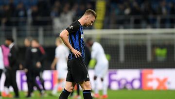 Milan Skriniar, jugador del Inter de Milán, se lamenta tras un partido.