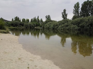 A unos 50 km de la capital, existe una maravillosa playa fluvial bañada por río Alberche, en el término municipal de Aldea del Fresno. Conviene revisar antes en la web del ayuntamiento de la localidad para comprobar si el baño está permitido, ya que esto depende de diferentes factores como la actual situación de pandemia. No obstante, es un bonito paraje del que se puede disfrutar incluso si no puedes darte un chapuzón. 