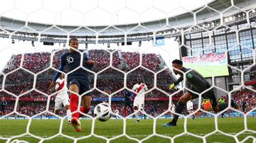 Francia 1-0 Perú | Kylian Mbappe empujó el balón a bocajarro.