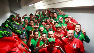 Los jugadores de beisbol de México festejan el Oro ganado en contra de Cuba.