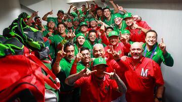 Los jugadores de beisbol de México festejan el Oro ganado en contra de Cuba.