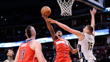 Bradley Beal trata de anotar ante Nikola Jokic.