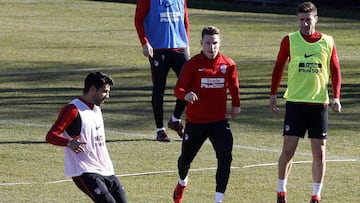 Augusto, durante un entrenamiento del Atlético junt oa Gameiro y Gabi.