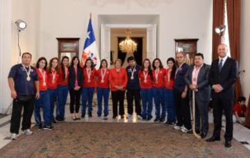 La foto oficial de las Marcianitas a La Moneda.