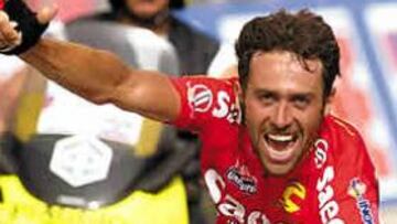 <B>DE SOSPECHOSO A HÉROE.</b> Gilberto Simoni celebra su victoria después de superar en la línea de meta a Francesco Casagrande.