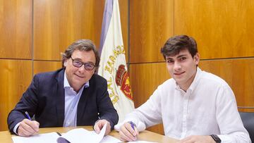 Iván Azón firma su contrato de renovación junto al director general Raúl Sanllehí.