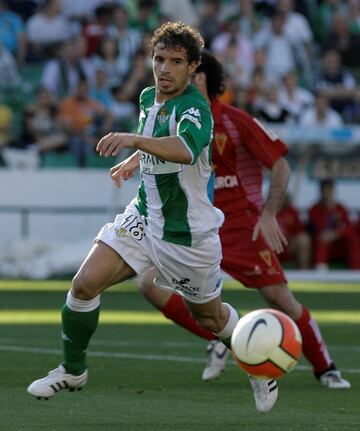 Con el Betis jug車 cuatro temporadas de 2005 a 2009.