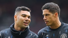 Casemiro y Raphael Varane, jugadores del Manchester United, antes de un partido.