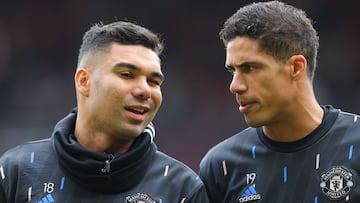 Casemiro y Raphael Varane, jugadores del Manchester United, antes de un partido.