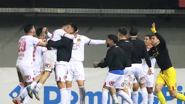 Futbol, Nublense vs Union Espanola
Vigesimasegunda fecha, campeonato Nacional 2025
El jugador de Union Espanola Pablo Aranguiz, centro, celebra con sus companeros su gol contra Nublense durante el partido de primera division disputado en el estadio Nelson Oyarzun de Chillan, Chile.
31/08/2025
Eduardo Fortes/Photosport
Football, Nublense vs Union Espanola
22th date, 2025 National Championship.
Union Espanola player Pablo Aranguiz, center, celebrates with teammates after scoring against Nublense during the first division match held at the Nelson Oyarzun stadium in Chillan, Chile.
31/08/2025
Eduardo Fortes/Photosport