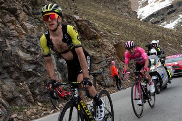 Decimotercera etapa entre Pinerolo y Ceresole Reale de 196 km. Simon Yates y Jan Polanc con la maglia rosa.