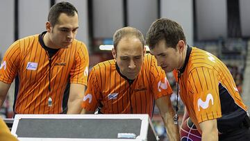 Pérez Pizarro, junto a Rial y Padrós, cosulta el Instant Replay.