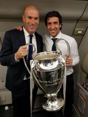 El 3 de junio de 2017 conquistó su segunda Champions (su quinto título y la duodécima Champions del Madrid) tras ganar la final a la Juventus en Cardiff, Gales. En la foto, Zidane y Raúl posan con la duodécima del Madrid. 