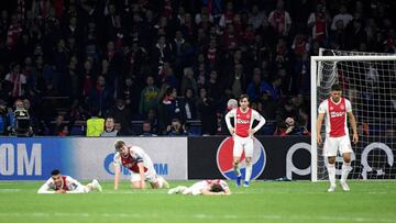 Los jugadores del Ajax se lamentan sobre el c&eacute;sped tras el gol de Lucas Moura, jugador del Tottenham, en las semifinales de la Champions League 2018/2019.