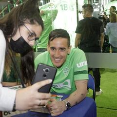 Edgar Badia seguirá en la portería del Elche un año más