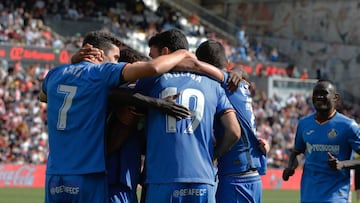 GRAF1599. MADRID, 21/10/2018.- Los jugadores del Getafe celebran su segundo gol ante el Rayo Vallecano en el partido de la novena jornada de la liga que se disputa en el estadio de Vallecas. EFE/ J.P.Gandul
