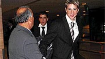 <b>CINCO DE LA MADRUGADA</B>. Sáez despide a un sonriente Torres al llegar a Barajas.