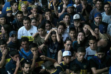 Tristeza en los aficionados de Boca tras la derrota de su equipo.