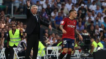 Carlo Ancelotti, entrenador del Real Madrid, da instrucciones a sus jugadores en el partido ante Osasuna.