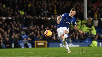 Digne ejecutando la falta que dio el empate al Everton