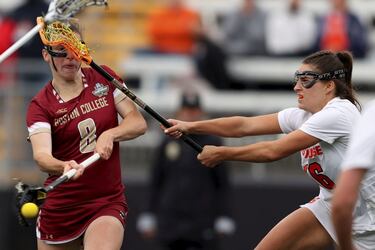 Charlotte North, número 8 de Boston College Eagles, marca un gol ante Syracuse Orange, jugándose su integridad física, durante el partido del Campeonato Femenino de lacrosse de la NCAA. El partido tuvo lugar en Towson, Maryland, y el de North no fue un gol cualquiera, ya que suponía el número 100 de la temporada para la jugadora.