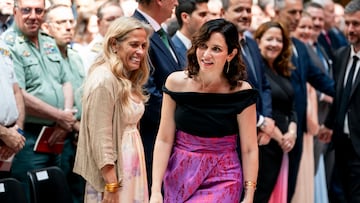 La presidenta de la Comunidad de Madrid, Isabel Díaz Ayuso (d), y la consejera de Economía, Hacienda y Empleo, Rocío Albert (i), durante el acto conmemorativo del 40º aniversario de la Real Casa de Correos como sede de la Presidencia del Gobierno regional, a 13 de junio de 2025, en Madrid (España). Fue un 12 de marzo de 1985 cuando se firmó el convenio junto al Ministerio del Interior y el Ayuntamiento de Madrid para la cesión del inmueble --que goza de la protección como Bien de Interés Cultural por su extraordinario valor arquitectónico y artístico-- como sede de la Presidencia Regional. Uno de los eventos para celebrar este 40º aniversario es un concierto gratuito de los 80 y 90’s en la Puerta del Sol.
13 JUNIO 2025;ANIVERSARIO;PRESIDENCIA;SEDE
A. Pérez Meca / Europa Press
13/06/2025