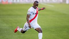 Luis Adv&iacute;ncula se dispone a golpear el bal&oacute;n durante un Rayo Vallecano - CD Lugo. 
 