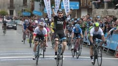 Ben Swift celebra su victoria sobre Valverde en la Vuelta al Pa&iacute;s Vasco.