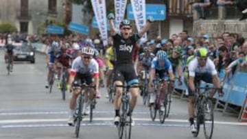 Ben Swift celebra su victoria sobre Valverde en la Vuelta al País Vasco.