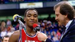 Isiah Thomas levanta el MVP del All Star de la NBA de 1986, el segundo que conquist&oacute; en su carrera tras el de 1984