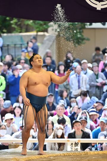 Los mejores luchadores de sumo participan en el 'Honozumo', una exhibición anual ante miles de espectadores en el Santuario Yasukuni.