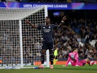 Vinicius celebra el segundo tanto del Madrid en el Etihad.