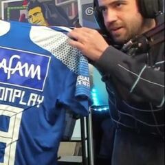 AuronPlay recibe la camiseta de Millonarios
