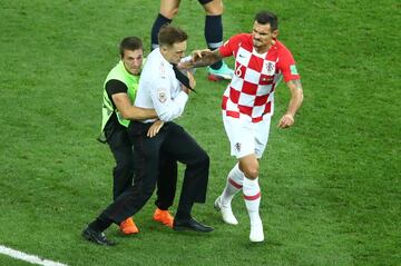 El defensor croata del Liverpool, Dejan Lovren, se molest車 bastante cuando vio que cuatro aficionados invadieron el campo durante la final del Mundial.