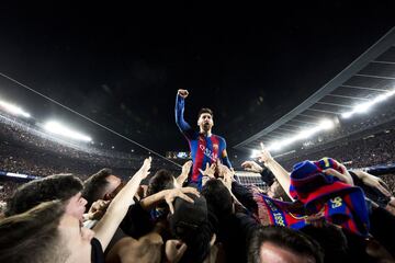 Messi celebrando con los seguidores el gol 6-1 del Barcelona al PSG
08/03/17 PARTIDO VUELTA OCTAVOS 