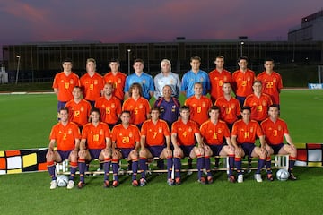 Equipación de la Selección Española entre 2003 y 2005. Foto oficial de la Selección en 2004 que acudiría a la Eurocopa de Portugal 2004.