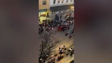 Imágenes muy duras: un conductor mata a 5 personas en un desfile de Navidad