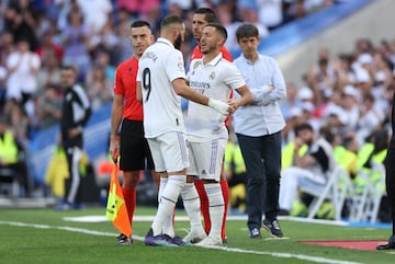 Hazard entra al campo por Benzema.