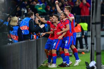 1-0. Nikola Vlasic celebró el primer gol.
